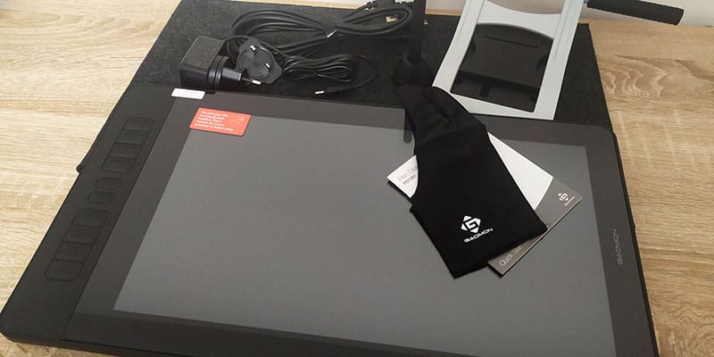 unboxing of the PD1561, including the tablet, drawing glove, cables and even a pouch