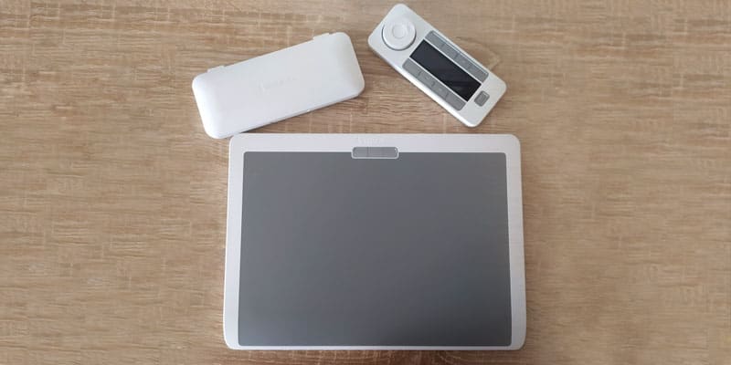xencelabs medium tablet se with quick keys and pen case