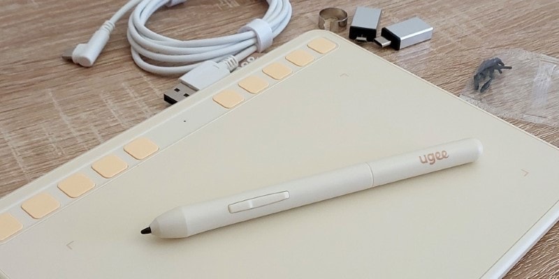 photo of the Ugee S640 Drawing Tablet contents