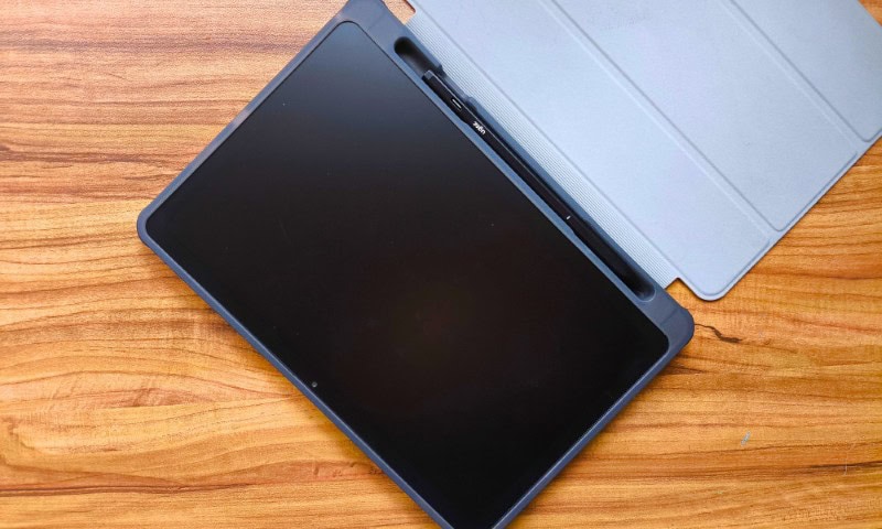 picture of the ugee ut2 with its folio case included