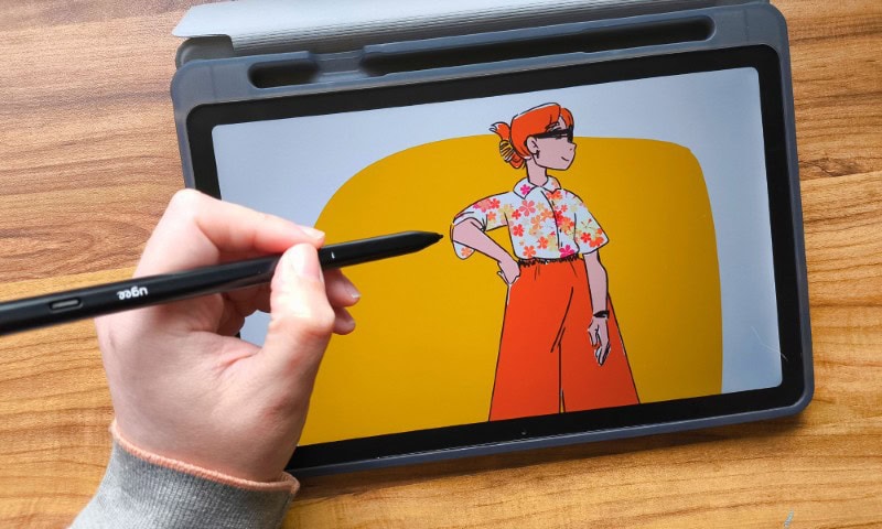 Patricia at Don Corgi drawing on the ugee ut2 standalone android drawing tablet
